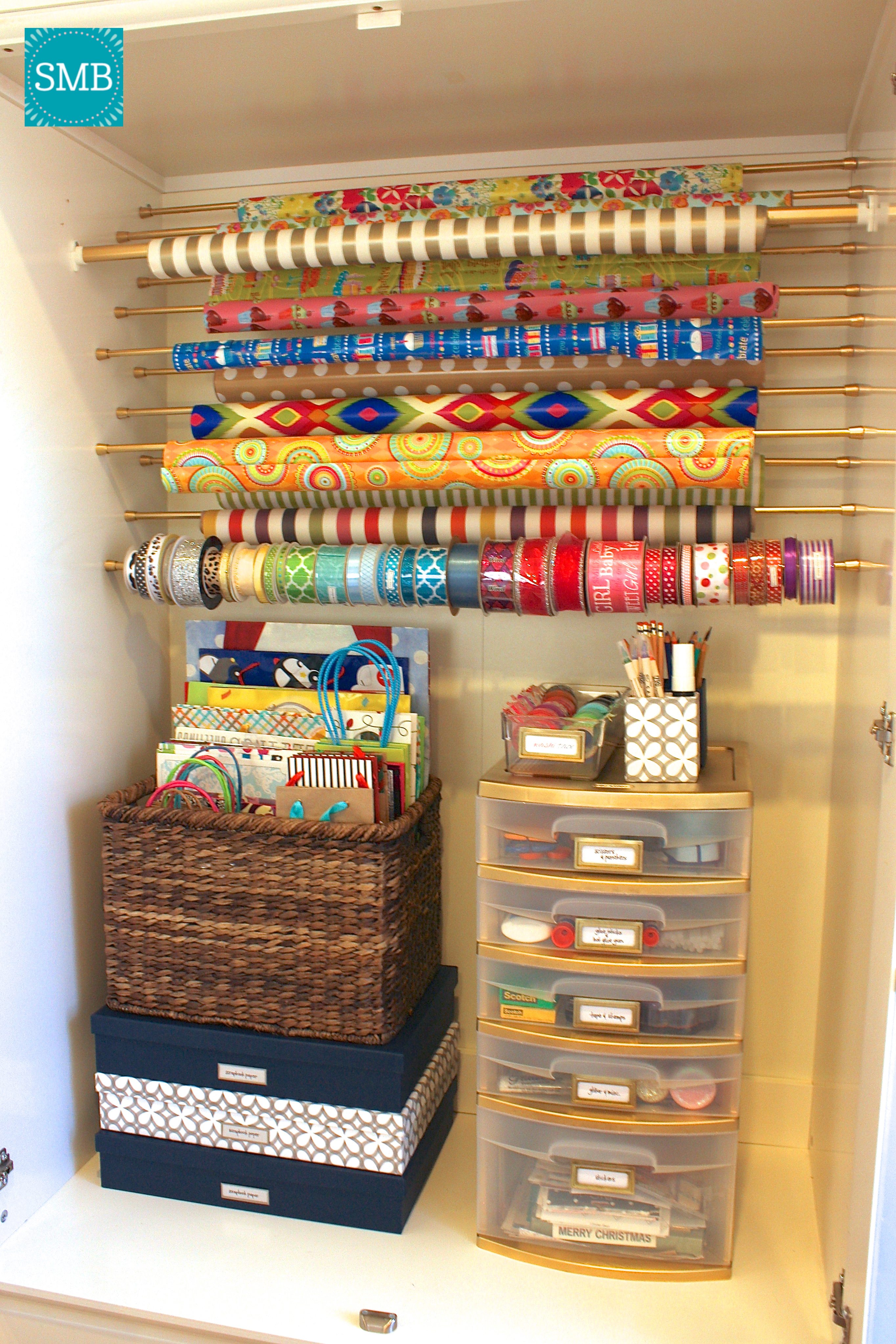 21 Clever Tips For Anyone Wrapping Presents This Year  Gift bag storage, Gift  bag organization, Craft room organization